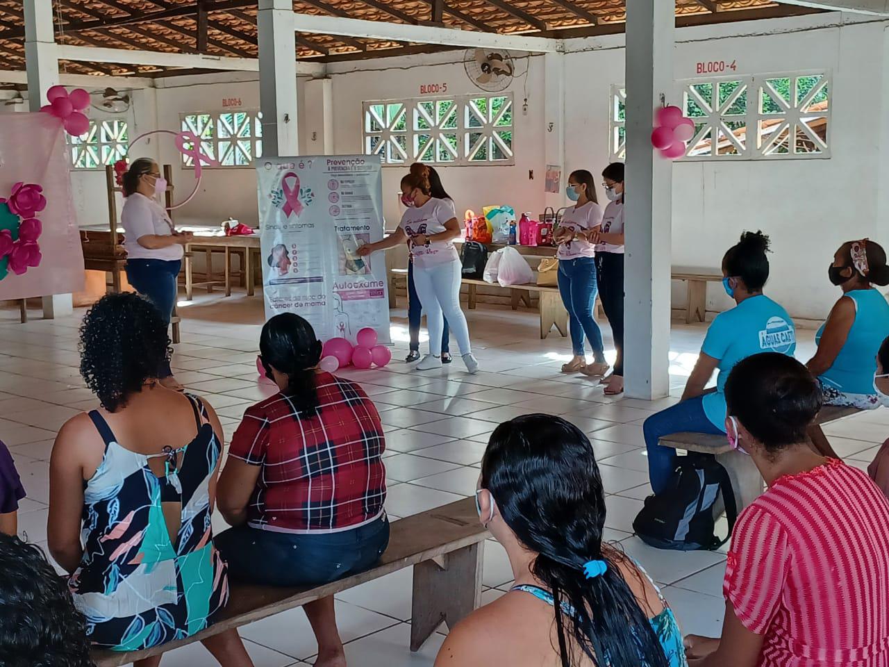 Alunos do curso de Enfermagem realizam ação educativa alusiva ao Outubro Rosa