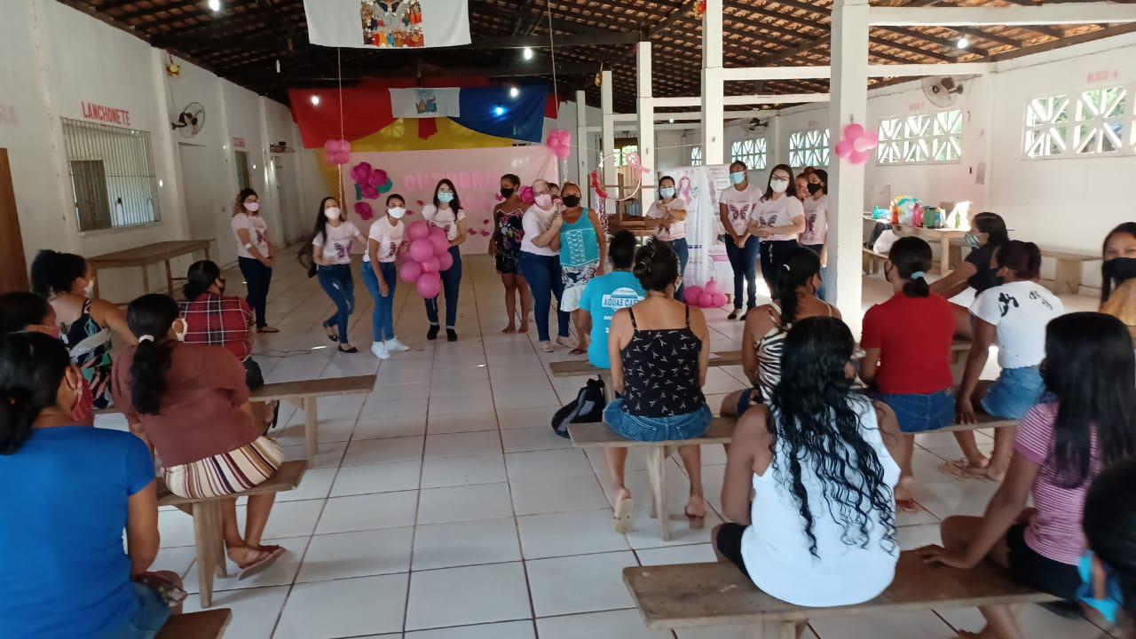 Alunos do curso de Enfermagem realizam ação educativa alusiva ao Outubro Rosa